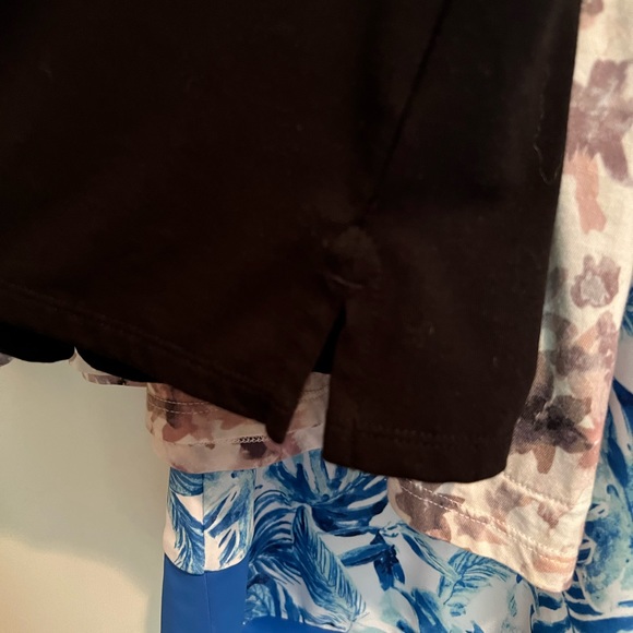 Lands End size M top with short sleeves v-neck - Picture 4 of 5